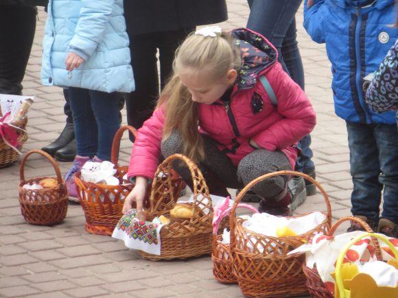 В костелі на Виставці римо-католики посвятили великодні кошики (ФОТО), фото №11 на сайті vsim.ua