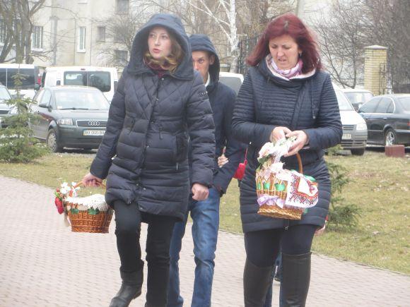 В костелі на Виставці римо-католики посвятили великодні кошики (ФОТО), фото №3 на сайті vsim.ua