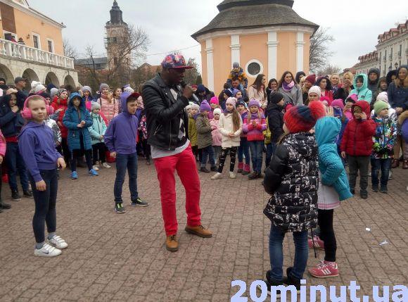 Новини Кам'янця-Подільського - фото з Танцювальні флешмоб та батл: як кам’янчани святкували завершення фестивалю «Радея-Dance» Танцювальні флешмоб та батл: як кам’янчани святкували завершення фестивалю «Радея-Dance», фото №5 на сайті 20minut.ua
