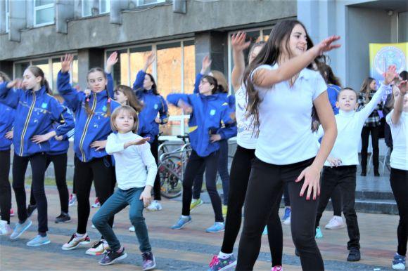 Новини Вінниці - фото з Фестиваль зарядки. Спортивні школи змагалися у танцювальному батлі Фестиваль зарядки. Спортивні школи змагалися у танцювальному батлі, фото №3 на сайті 20minut.ua
