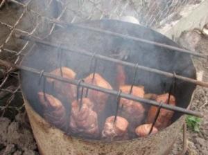 Новини Тернополя - фото з Для копчення м'яса найкраще брати деревину вишні, сливи чи яблуні Для копчення м'яса найкраще брати деревину вишні, сливи чи яблуні, фото №2 на сайті 20minut.ua