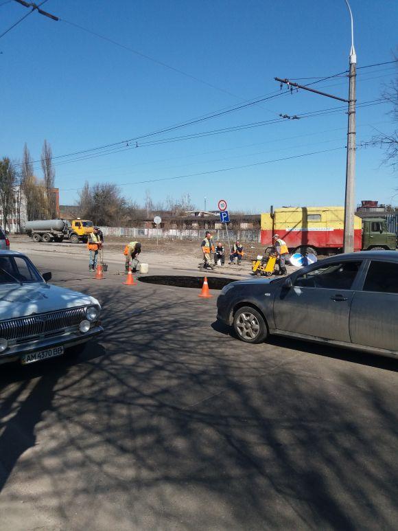 Новини Житомира - фото з На Східній у Житомирі утворилося величезне провалля: дивом ніхто не постраждав На Східній у Житомирі утворилося величезне провалля: дивом ніхто не постраждав, фото №3 на сайті 20minut.ua