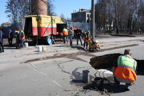 Новини Житомира - фото з На Східній у Житомирі утворилося величезне провалля: дивом ніхто не постраждав На Східній у Житомирі утворилося величезне провалля: дивом ніхто не постраждав, фото №4 на сайті 20minut.ua