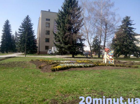 У Кам’янці до Великодня облаштовують перші квітники (ФОТО ДНЯ), фото №3 на сайті 20minut.ua