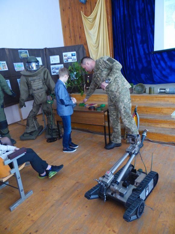 Новини Кам'янця-Подільського - фото з Військовослужбовці Кам’янця пояснювали дітям правила при виявлені вибухонебезпечних предметів Військовослужбовці Кам’янця пояснювали дітям правила при виявлені вибухонебезпечних предметів, фото №1 на сайті 20minut.ua