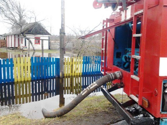Житомирщина "пливе" - рятувальники відкачують воду, фото №1 на сайті 20minut.ua