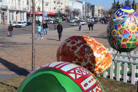 ФОТО ДНЯ. У центрі Вінниці поставили велетенські писанки, фото №2 на сайті 20minut.ua