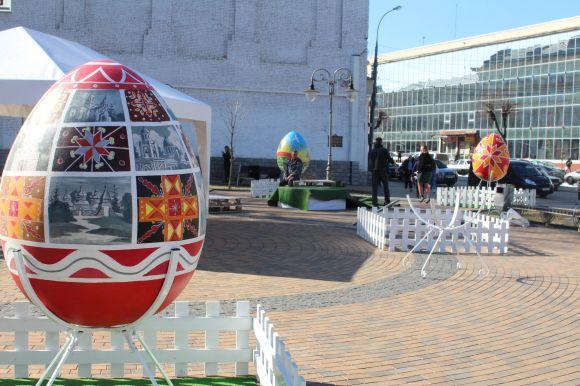 ФОТО ДНЯ. У центрі Вінниці поставили велетенські писанки, фото №1 на сайті 20minut.ua