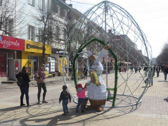 Новини Хмельницького - фото з Фото дня: на Проскурівській засвітять триметрове великоднє яйце Фото дня: на Проскурівській засвітять триметрове великоднє яйце, фото №2 на сайті vsim.ua