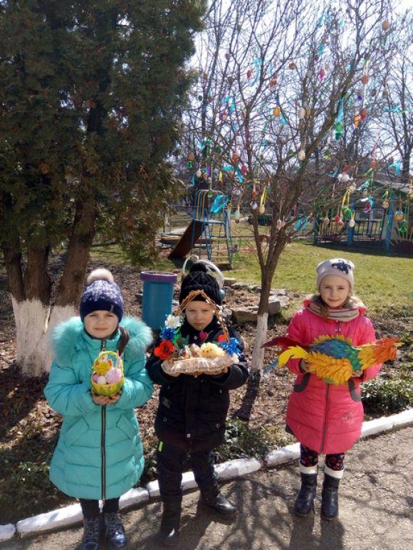 Новини Кам'янця-Подільського - фото з Дошкільнята Кам’янця до Великодня прикрасили дерева міста Дошкільнята Кам’янця до Великодня прикрасили дерева міста, фото №2 на сайті 20minut.ua