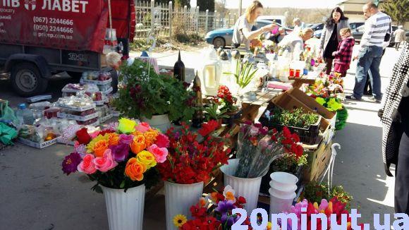 Тернополян закликають не нести на могили штучних квітів, фото №3 на сайті 20minut.ua