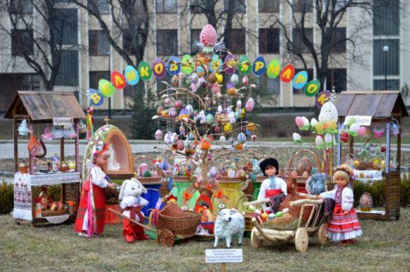 Новини Хмельницького - фото з Сотні яєць і пасхальні кролики. Як прикрасили міста України до Великодня Сотні яєць і пасхальні кролики. Як прикрасили міста України до Великодня, фото №17 на сайті vsim.ua
