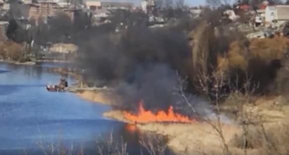 Новини Вінниці - фото з Вінниця 7-9 квітня: горів очерет та сміття, а також невідомі кидали недопалки до міської ради Вінниця 7-9 квітня: горів очерет та сміття, а також невідомі кидали недопалки до міської ради, фото №2 на сайті 20minut.ua