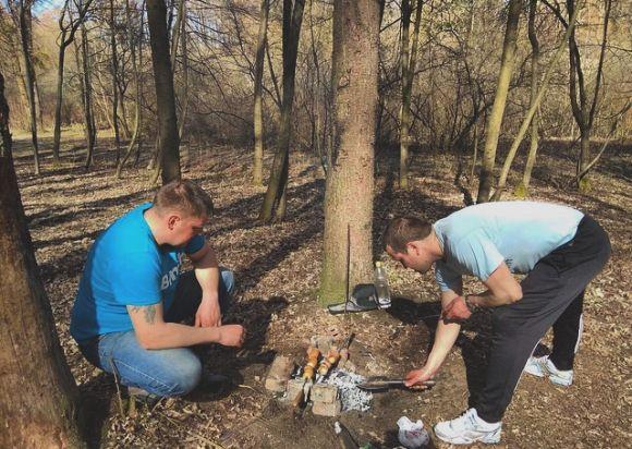 Новини Хмельницького - фото з Хмельничани відсвяткували Великдень на природі. Їли шашлик і грали у футбол Хмельничани відсвяткували Великдень на природі. Їли шашлик і грали у футбол, фото №5 на сайті vsim.ua