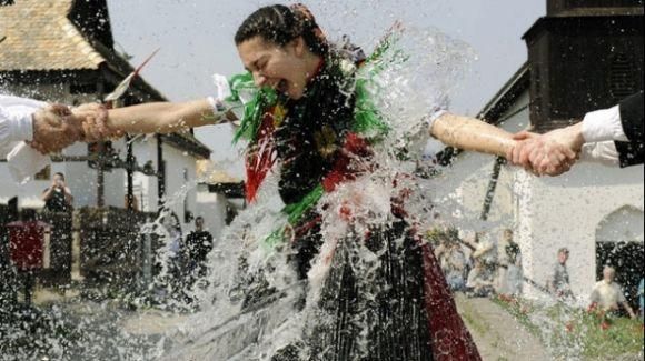 Новини Козятина - фото з Сьогодні обливаний понеділок: значення та традиції Сьогодні обливаний понеділок: значення та традиції, фото №3 на сайті 20minut.ua