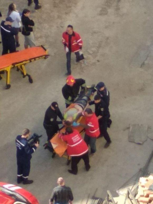 Новини Вінниці - фото з На Соборній впала стіна будівлі. З-під завалу дістали трьох людей На Соборній впала стіна будівлі. З-під завалу дістали трьох людей, фото №1 на сайті 20minut.ua