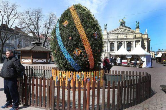 Новини Хмельницького - фото з Сотні яєць і пасхальні кролики. Як прикрасили міста України до Великодня Сотні яєць і пасхальні кролики. Як прикрасили міста України до Великодня, фото №8 на сайті vsim.ua