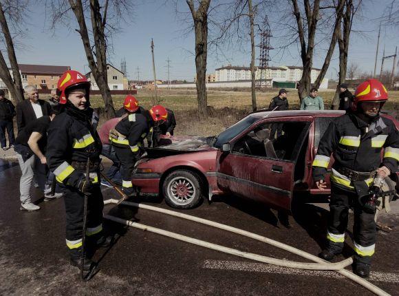 Новини Вінниці - фото з У Вінниці сім вогнеборців гасили палаючу автівку Honda У Вінниці сім вогнеборців гасили палаючу автівку Honda, фото №1 на сайті 20minut.ua
