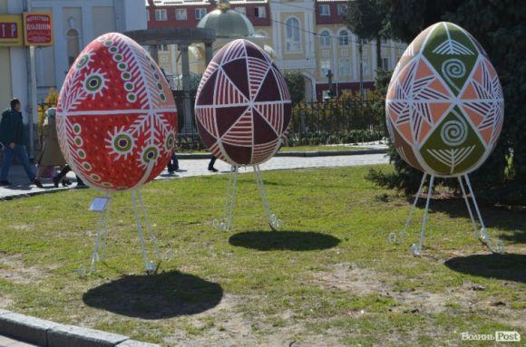 Новини Хмельницького - фото з Сотні яєць і пасхальні кролики. Як прикрасили міста України до Великодня Сотні яєць і пасхальні кролики. Як прикрасили міста України до Великодня, фото №7 на сайті vsim.ua