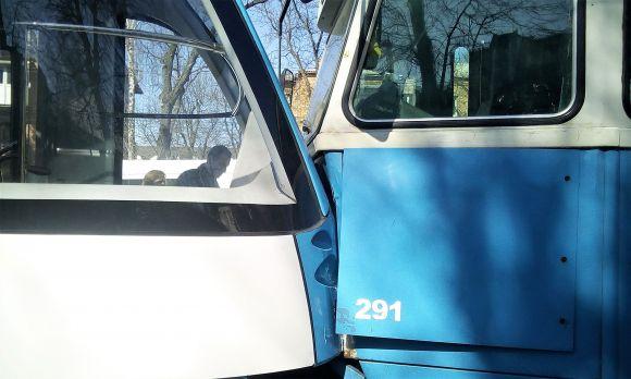 Новини Вінниці - фото з «Водій просто завтикав»: швейцарський трамвай в’їхав у WinVay (ФОТО ДНЯ) «Водій просто завтикав»: швейцарський трамвай в’їхав у WinVay (ФОТО ДНЯ), фото №2 на сайті 20minut.ua