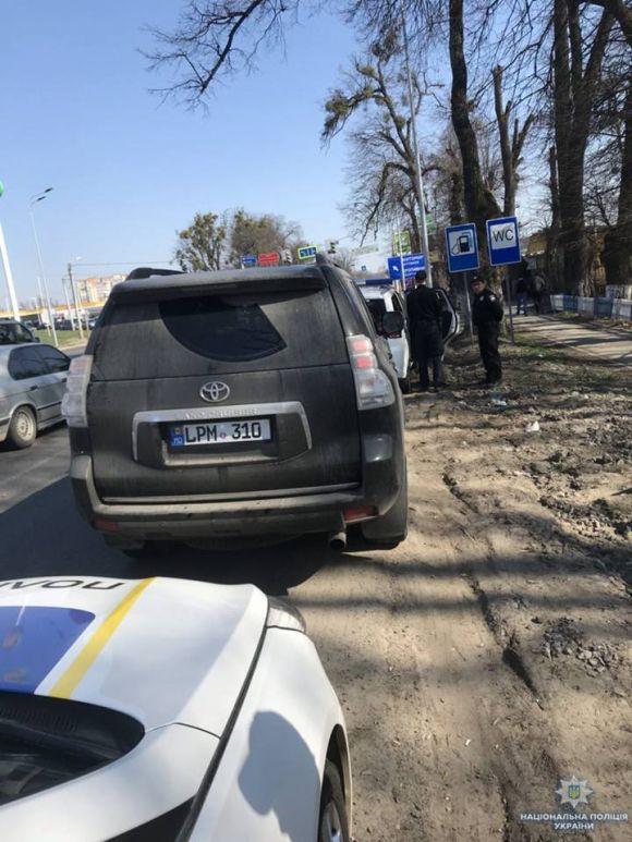 Під Вінницею затримали чоловіка на викраденому авто Toyota Prado, фото №2 на сайті 20minut.ua