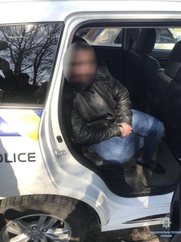 Під Вінницею затримали чоловіка на викраденому авто Toyota Prado, фото №1 на сайті 20minut.ua