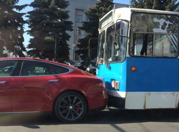 На Брацлавській тролейбус в’їхав у електромобіль Tesla Model S, фото №1 на сайті 20minut.ua