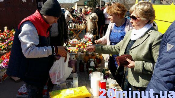 Тернополян закликають не нести на могили штучних квітів, фото №1 на сайті 20minut.ua