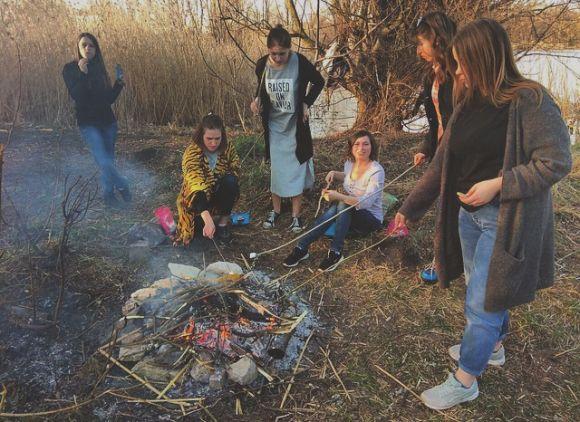 Новини Хмельницького - фото з Хмельничани відсвяткували Великдень на природі. Їли шашлик і грали у футбол Хмельничани відсвяткували Великдень на природі. Їли шашлик і грали у футбол, фото №1 на сайті vsim.ua