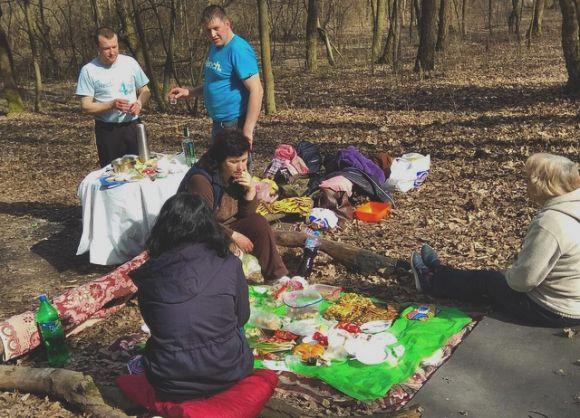 Новини Хмельницького - фото з Хмельничани відсвяткували Великдень на природі. Їли шашлик і грали у футбол Хмельничани відсвяткували Великдень на природі. Їли шашлик і грали у футбол, фото №2 на сайті vsim.ua