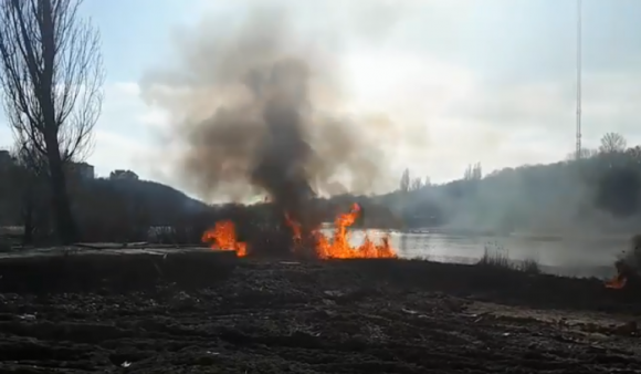 Новини Вінниці - фото з Хто святкує Великдень, а хто палить. Як горів сухостiй нa схилaх Пiвденного Бугу Хто святкує Великдень, а хто палить. Як горів сухостiй нa схилaх Пiвденного Бугу, фото №2 на сайті 20minut.ua