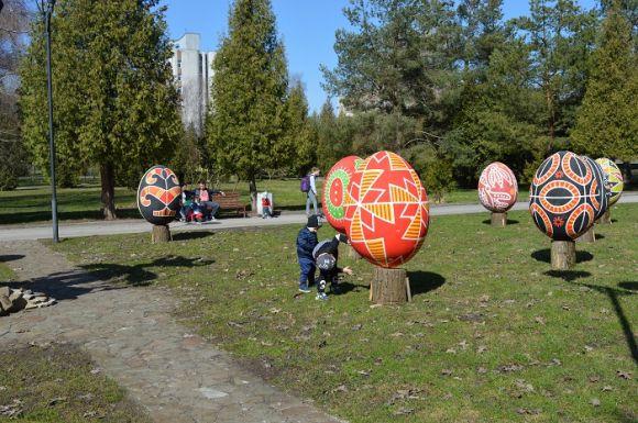 Новини Хмельницького - фото з Сотні яєць і пасхальні кролики. Як прикрасили міста України до Великодня Сотні яєць і пасхальні кролики. Як прикрасили міста України до Великодня, фото №13 на сайті vsim.ua