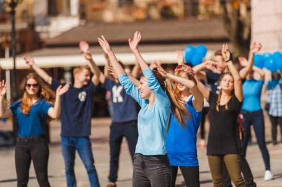 Новини Вінниці - фото з Близько трьох десятків вінничан долучилися до флешмобу «Спортивний танець» Близько трьох десятків вінничан долучилися до флешмобу «Спортивний танець», фото №4 на сайті 20minut.ua