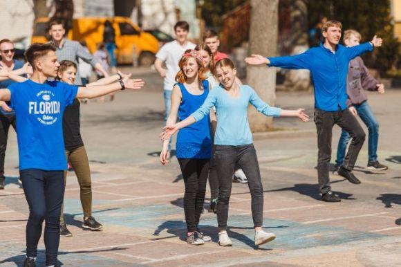 Новини Вінниці - фото з Близько трьох десятків вінничан долучилися до флешмобу «Спортивний танець» Близько трьох десятків вінничан долучилися до флешмобу «Спортивний танець», фото №1 на сайті 20minut.ua
