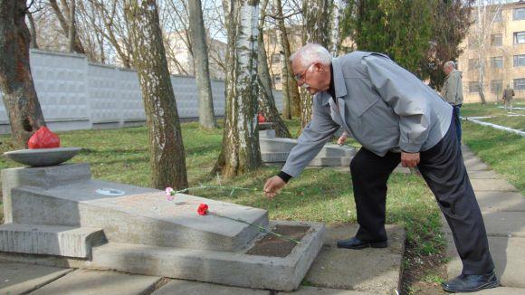 Молитвою та квітами хмельничани вшанували пам’ять в’язнів нацистських концтаборів, фото №3 на сайті vsim.ua
