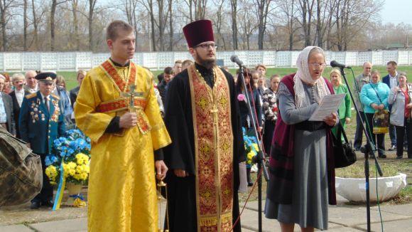 Молитвою та квітами хмельничани вшанували пам’ять в’язнів нацистських концтаборів, фото №1 на сайті vsim.ua