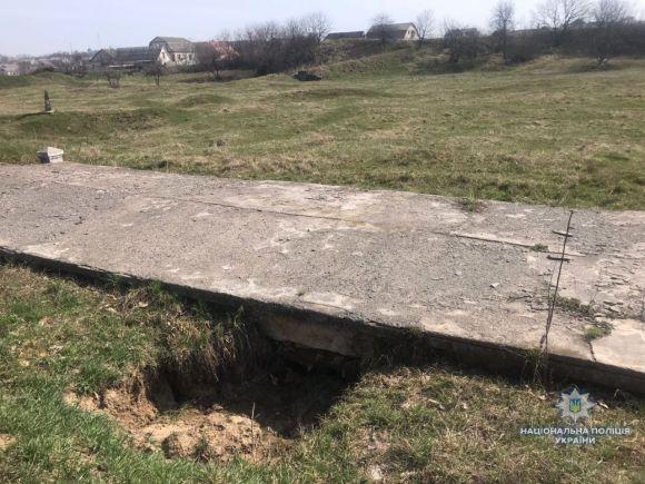 У Немирові вандали розкопали поховання євреїв. Останки людей вони пакували у мішки, фото №2 на сайті 20minut.ua