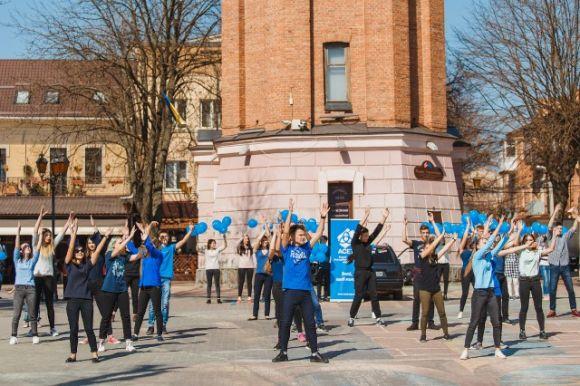 Новини Вінниці - фото з Близько трьох десятків вінничан долучилися до флешмобу «Спортивний танець» Близько трьох десятків вінничан долучилися до флешмобу «Спортивний танець», фото №5 на сайті 20minut.ua