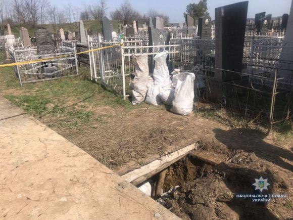 У Немирові вандали розкопали поховання євреїв. Останки людей вони пакували у мішки, фото №1 на сайті 20minut.ua