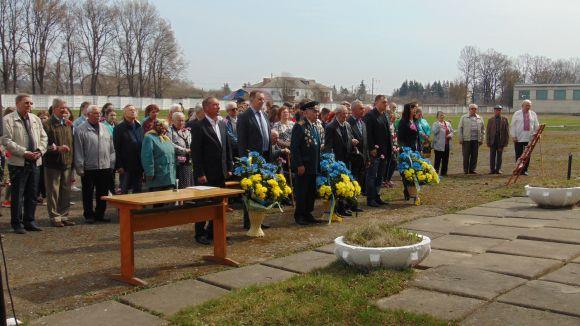 Молитвою та квітами хмельничани вшанували пам’ять в’язнів нацистських концтаборів, фото №2 на сайті vsim.ua