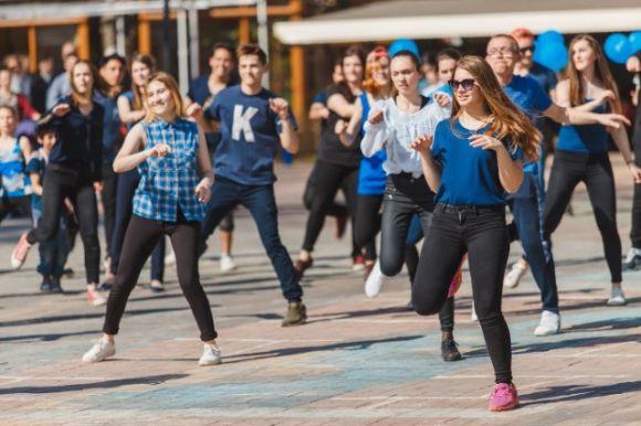 Новини Вінниці - фото з Близько трьох десятків вінничан долучилися до флешмобу «Спортивний танець» Близько трьох десятків вінничан долучилися до флешмобу «Спортивний танець», фото №3 на сайті 20minut.ua