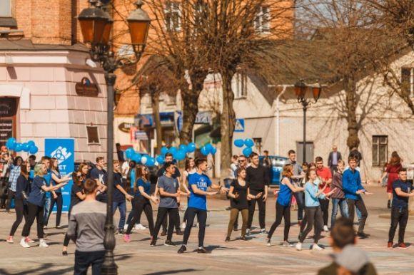 Новини Вінниці - фото з Близько трьох десятків вінничан долучилися до флешмобу «Спортивний танець» Близько трьох десятків вінничан долучилися до флешмобу «Спортивний танець», фото №2 на сайті 20minut.ua