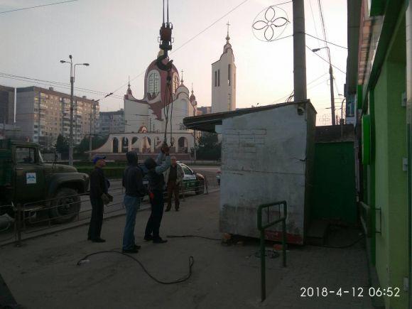 Новини Тернополя - фото з На БАМі демонтували МАФ без документів і власника На БАМі демонтували МАФ без документів і власника, фото №1 на сайті 20minut.ua