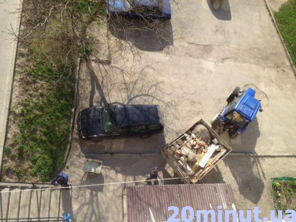 У Тернополі крадуть металеві решітки та люки. Підприємців, які займаються металобрухтом, просять їх не приймати, фото №1 на сайті 20minut.ua