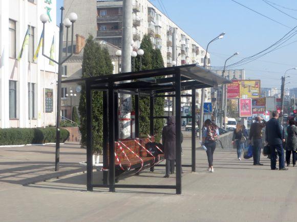 Новини Хмельницького - фото з Біля “Ощадбанку” встановили нову зупинку Біля “Ощадбанку” встановили нову зупинку, фото №4 на сайті vsim.ua