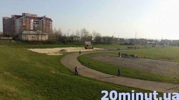 Новини Тернополя - фото з Фото дня: У Тернополі розпочали будівництво нового спортивного майданчика Фото дня: У Тернополі розпочали будівництво нового спортивного майданчика, фото №1 на сайті 20minut.ua