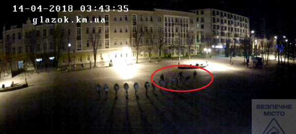 Новини Хмельницького - фото з Били з ноги. Вночі у центрі Хмельницького троє хлопців знищили великодні писанки Били з ноги. Вночі у центрі Хмельницького троє хлопців знищили великодні писанки, фото №2 на сайті vsim.ua