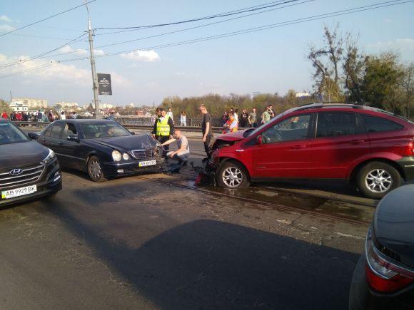 На Центральному мосту ДТП «лоб у лоб». Центр міста став у заторах, фото №3 на сайті 20minut.ua