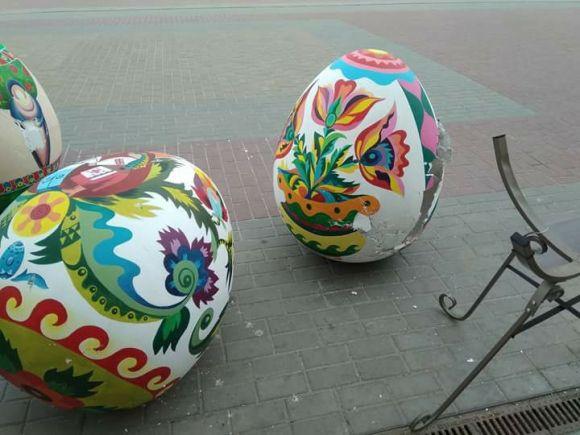 Новини Хмельницького - фото з Били з ноги. Вночі у центрі Хмельницького троє хлопців знищили великодні писанки Били з ноги. Вночі у центрі Хмельницького троє хлопців знищили великодні писанки, фото №4 на сайті vsim.ua