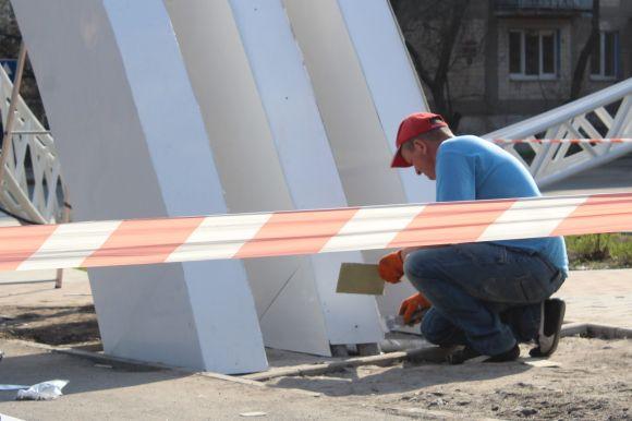 Новини Вінниці - фото з Постамент для МіГу на Космонавтів обшивають склопластиком Постамент для МіГу на Космонавтів обшивають склопластиком, фото №1 на сайті 20minut.ua